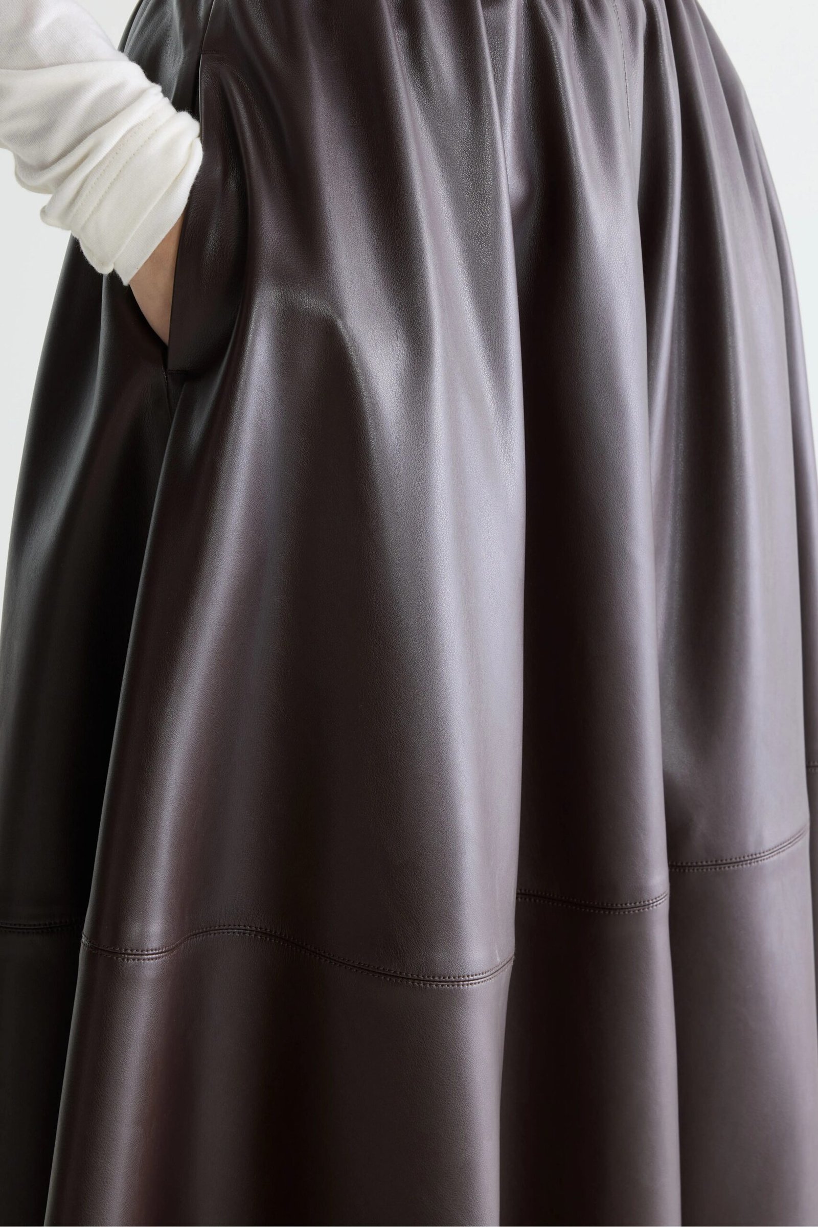 hezra faux leather long skirt (261 / w / dark roast)