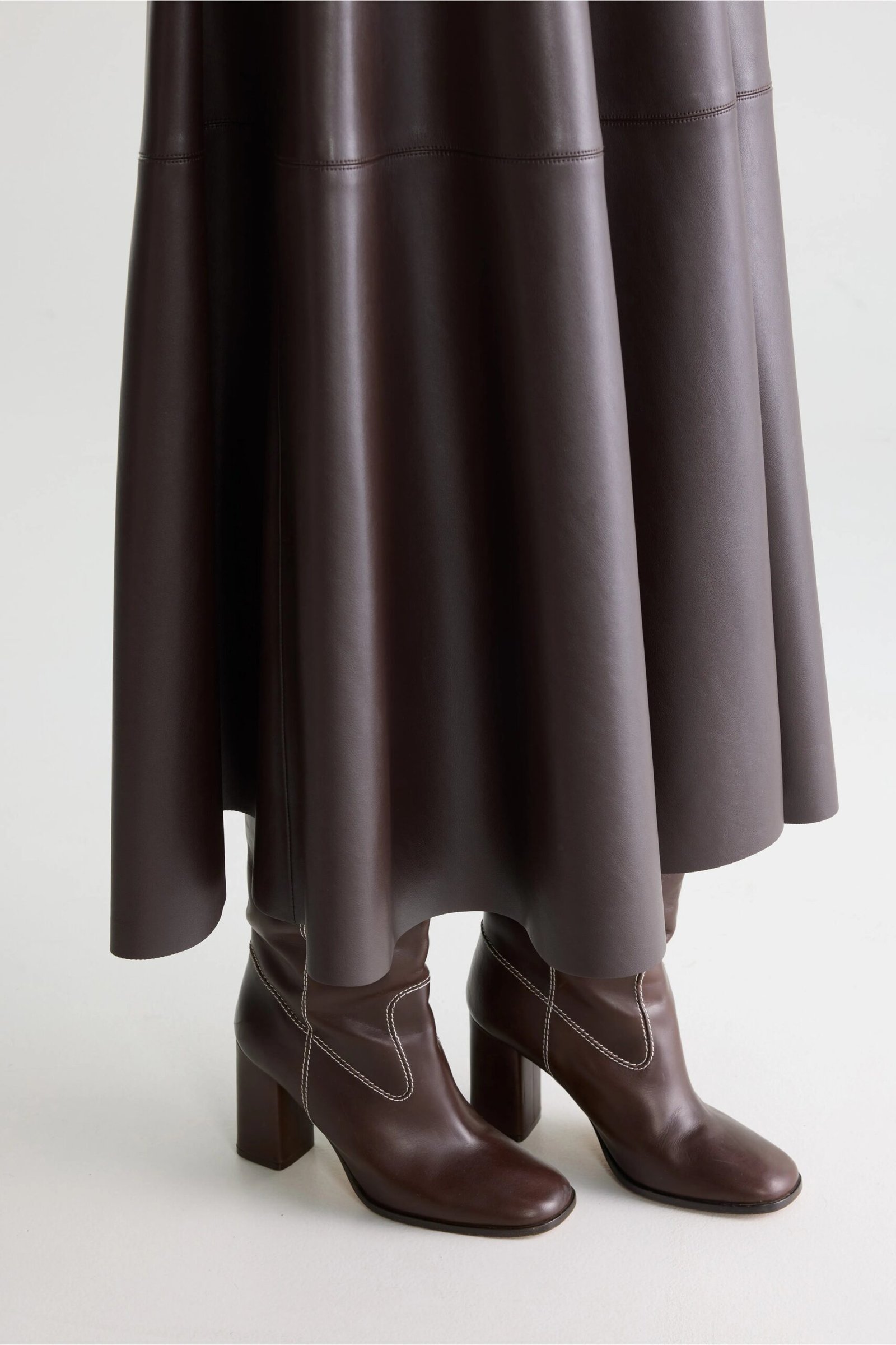 hezra faux leather long skirt (261 / w / dark roast)